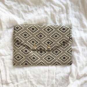 Women’s Stella & Dot Woven Raffia Clutch Purse- Black & Tan Geometric pattern.